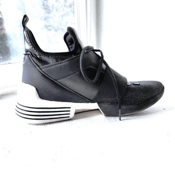 BLACK & WHITE / METALIC TIGHT MESH FRONT HIGH FASHION BOOTS/SNEAKERS  SZ 9 - Picture 1 of 11